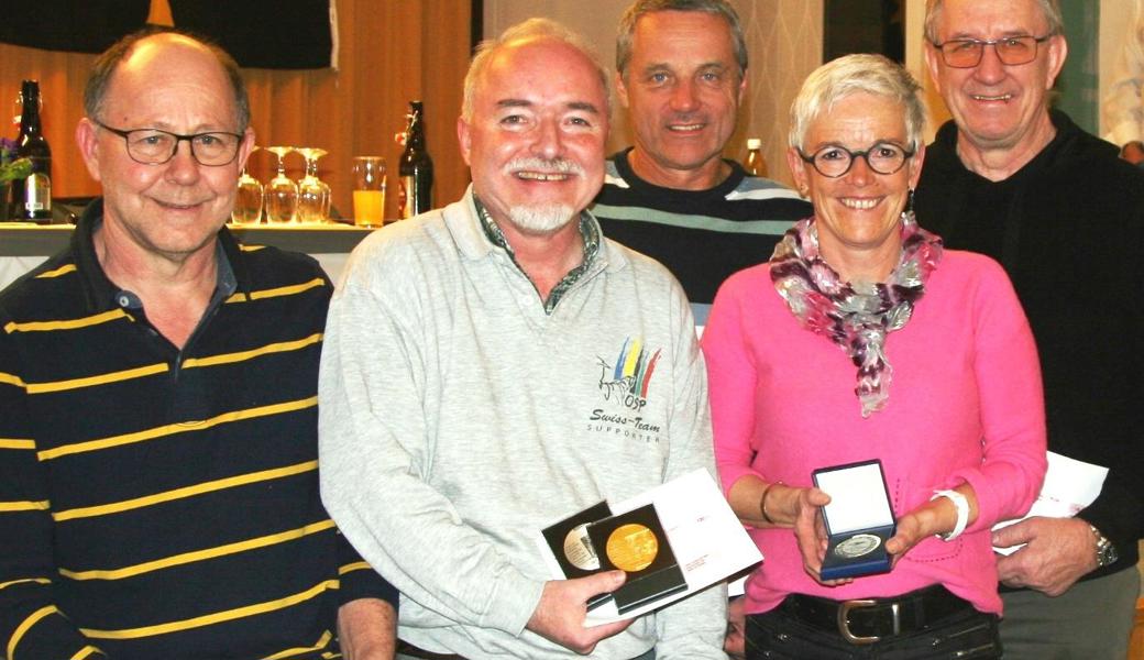 Ausgezeichnet mit 4. Feldmeisterauszeichnung bzw. für 15 Jahre Vorstandstätigkeit (von links): Willi Kobler, Theo Dietschi, Hansruedi Götti, Flavia Langenegger und Hubert Heeb. 