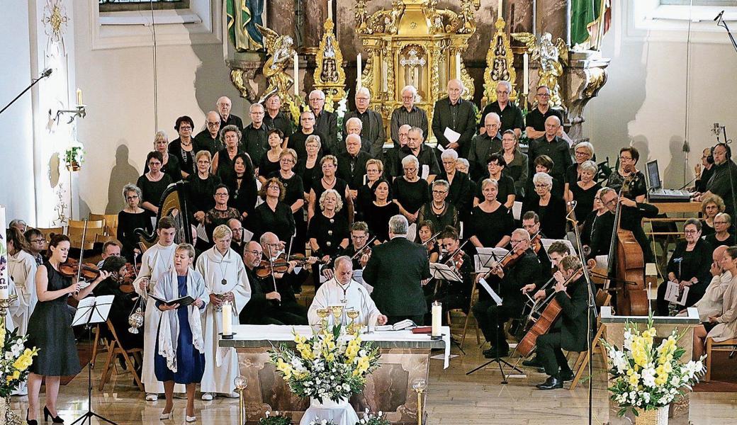 Die von Tom Pegram komponierte Marienmesse begeisterte die Musiker, die Sängerinnen und Sänger und das Publikum.