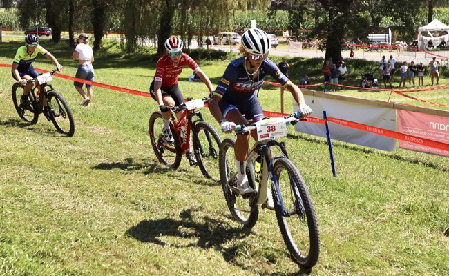 Juniorin Sirin Städler fuhr eine Runde mit Olympiasiegerin Jolanda Neff an der Spitze