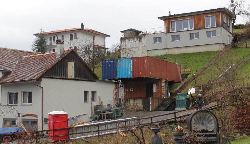 Der 2. Stock wird in etwa drei Wochen in Form von drei weiteren Containern geliefert.