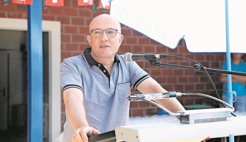 Die Plätze unter den Sonnenschirmen waren an der Bundesfeier im Freibad sehr begehrt.