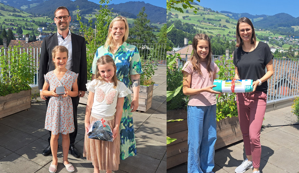 Jara Brunner gewinnt als Hauptreis ein Goldvreneli, gestiftet von der RB Oberes Rheintal und Alina Fässler einen Gutschein vom Trampolinpark Tanoshii (v.r.n.l. hinten: Manuel Breu, Raiffeisenbank Oberes Rheintal; Mirjam Seitz, Stadträtin) und Auch Nina Kampfer strahlte: Sie gewinnt den Gutschein vom aquaRii (weil sie ans Eidgenössische Turnfest reiste, überreichte ihr Angelina Schick von der Stadtkanzlei den Preis einen Tag vorher)