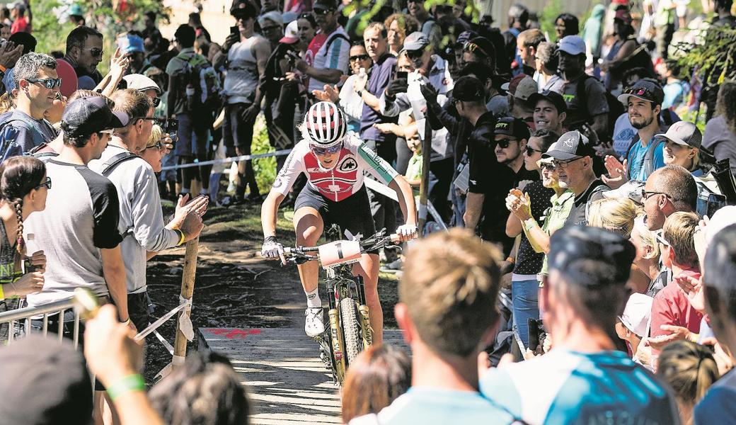 Jolanda Neff fährt mitten durch die Menschenmenge auf den vierten Platz.