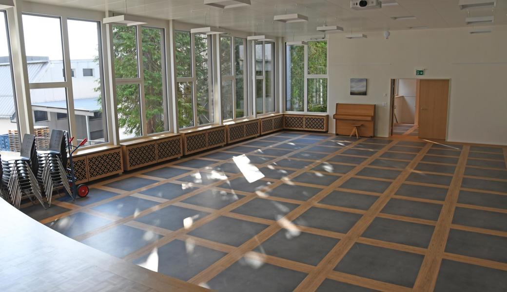 Der Saal ist heller geworden. Die Fenstersäulen sind nicht mehr rot, sondern weiss. 