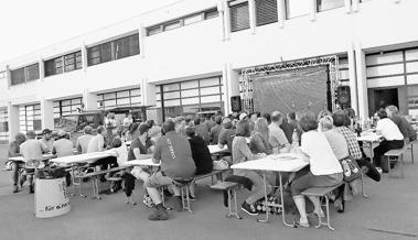 Gemeinsames Grillfest mit Public Viewing