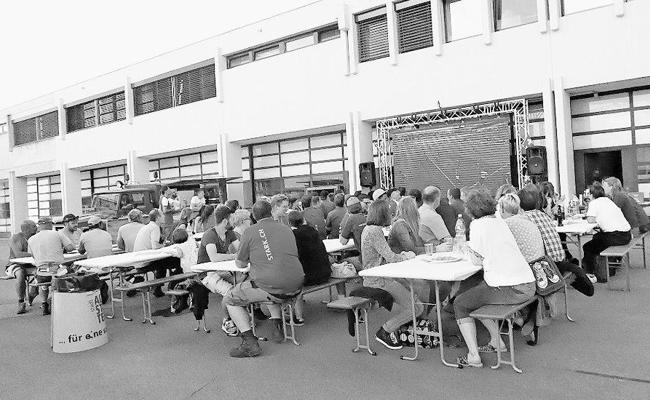 Gemeinsames Grillfest mit Public Viewing