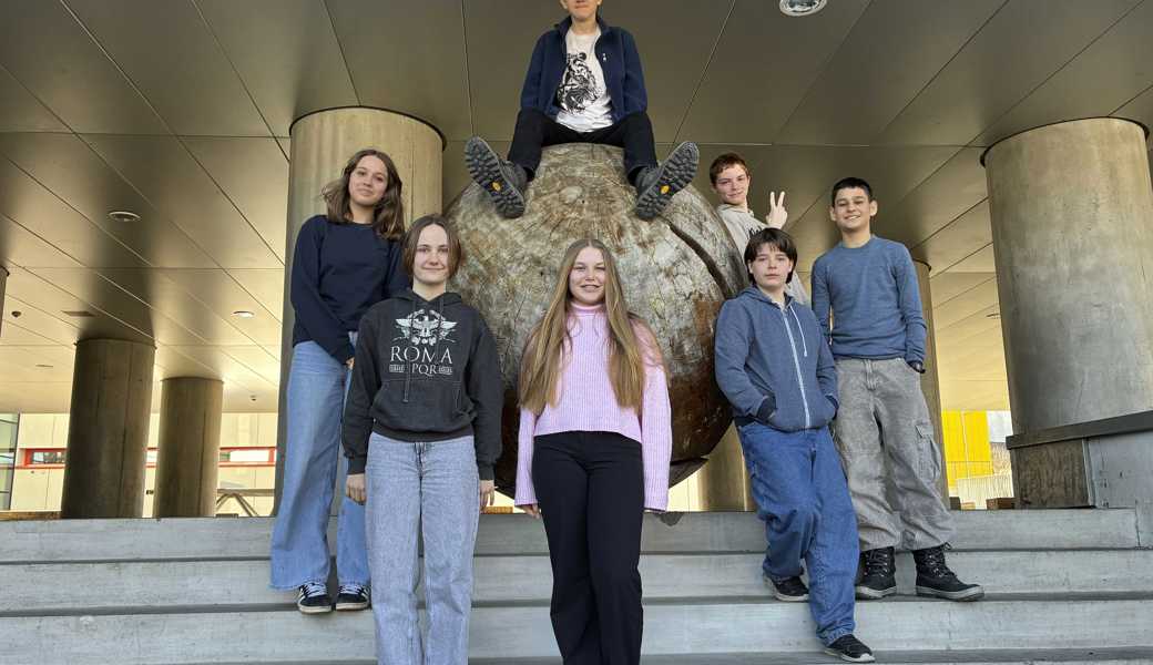 Sie wollen von der Aula im Schulhaus Wiesental auf die grosse Bühne nach Basel (im Uhrzeigersinn von oben, Mitte): Thomas Koziy, Louis Keel, Noah Sing und Eliah Rampa aus Altstätten, Gianna Kobler aus Marbach sowie Elena Lanzarone und Emily Stieger aus Lüchingen.