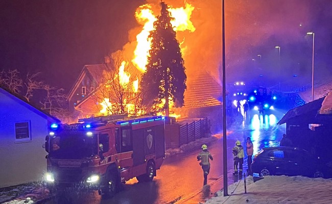 Feuer zerstört ein Doppelhaus komplett - 130 Feuerwehrleute standen im Einsatz