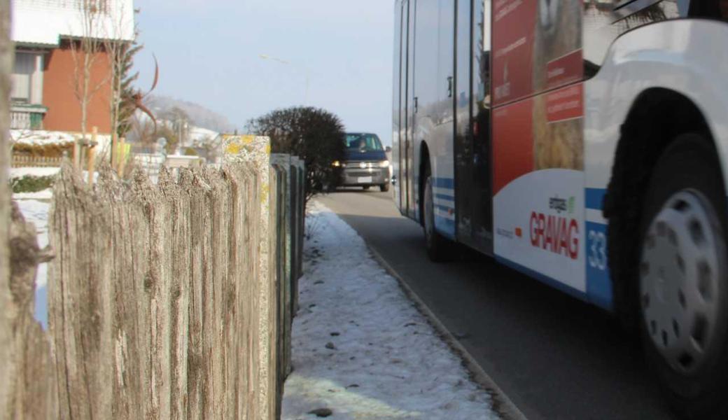 Hier soll der E-Bikefahrer von einem Gelenkbus abgedrängt und zwischen Bus und Hag regelrecht eingeklemmt worden sein, bevor er stürzte und sich verletzte. Der Buschauffeur hingegen behauptet, diesen Unfall nicht verschuldet, sondern den E-Bikefahrer korrekt überholt zu haben. 