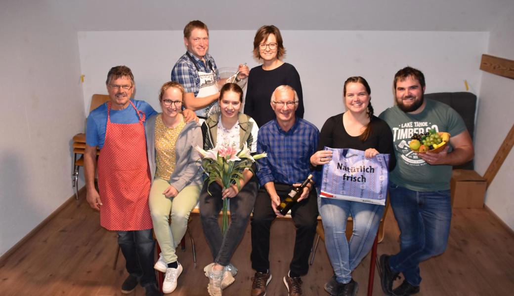 Die Theatergruppe freut sich auf ihren Auftritt.