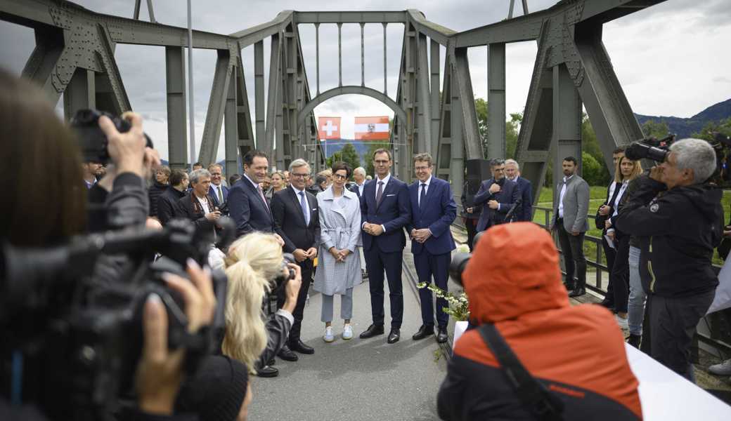 Auf der Wiesenrainbrücke trafen sich Polit-Vertretende aus der Schweiz und Österreich. Darunter die St. Galler Regierungsrätin Susanne Hartmann, Vorarlbergs Landeshauptmann Markus Wallner (rechts daneben) und Bundesrat Albert Rösti (Zweiter von rechts).