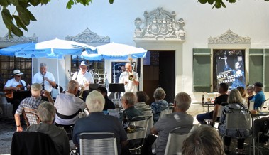 Unter dem Kastanienbaum den Dixieland-Melodien gelauscht