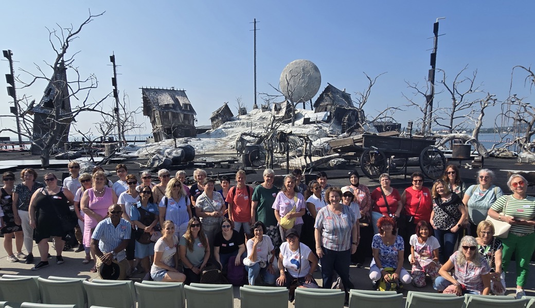 Zum Gruppenbild versammelt: Rund 50 Haushelferinnen und Haushelfer der Pro Senectute Sarganserland, Werdenberg und Rheintal vor der Kulisse des «Freischütz» an der Seebühne Bregenz.