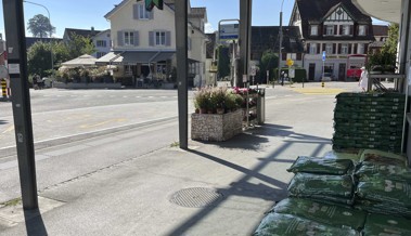 Das lange Warten auf  die Bank an der Bushaltestelle Das lange Warten auf  die Bank an der Bushaltestelle