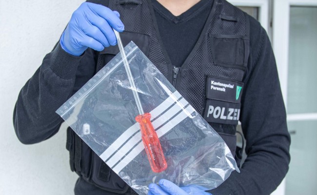 Bei einem Einbruch im Freibad rissen Unbekannte den Tresor aus der Verankerung
