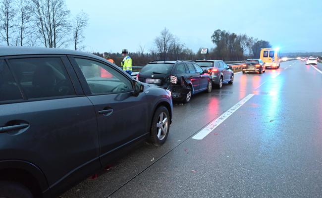 Hoher Sachschaden im Morgenverkehr nach einem Auffahrunfall mit drei Autos