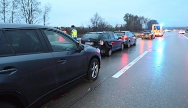 Hoher Sachschaden im Morgenverkehr nach einem Auffahrunfall mit drei Autos
