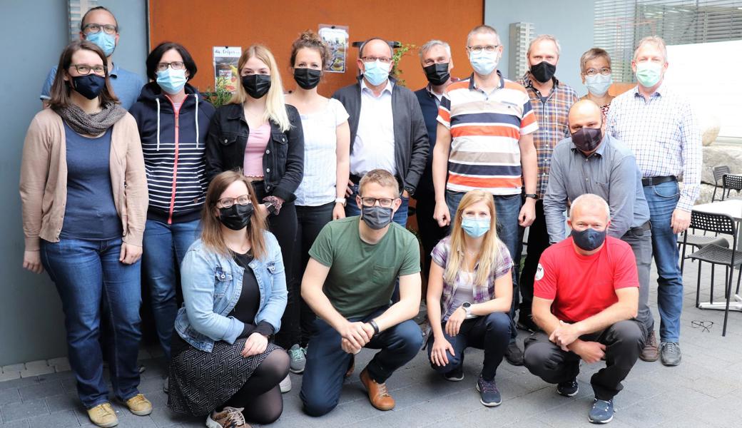 OK der Kreismusiktage (hinten v.l.): Daniela Ladner, Janick Durot, Christine Wider, Lea Hämmerle, Janine Durot, Silvano Ammann (OK Präsident), Marcel Pareth, Armin Breu, Heinz Sieber, Goar Hutter, Monika Sieber und Siegfried Wiederkehr. Vorne: Deborah Kläger, Stefan Bucher, Flavia Jost und Adrian Schmid. OK der Kreismusiktage (hinten v.l.): Daniela Ladner, Janick Durot, Christine Wider, Lea Hämmerle, Janine Durot, Silvano Ammann (OK Präsident), Marcel Pareth, Armin Breu, Heinz Sieber, Goar Hutter, Monika Sieber und Siegfried Wiederkehr. Vorne: Deborah Kläger, Stefan Bucher, Flavia Jost und Adrian Schmid.