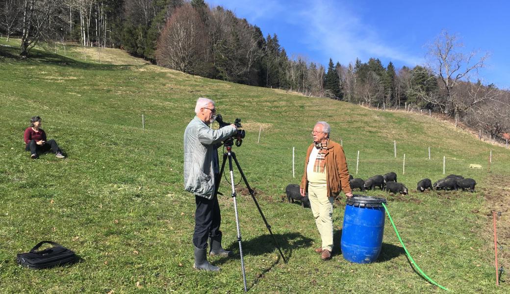 Der bekannte Regisseur Mark Rissi hat im Auftrag des Tessiner Fernsehens auf dem Hof Morgarot gefilmt. Vor der Kamera stand der Gründer der Stiftung Pro Specie Rara, Hans-Peter Grünenfelder.