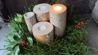 Diesen Adventskranz hat Alice Jann aus Altstätten gestaltet. Die Heidelbeerstauden (Furna Prättigau) sowie die Holzkerzen hat sie selbstgemacht. Diesen Adventskranz hat Alice Jann aus Altstätten gestaltet. Die Heidelbeerstauden (Furna Prättigau) sowie die Holzkerzen hat sie selbstgemacht.