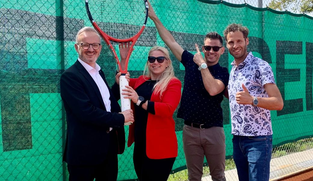 Abbildung 1: Ronny Hug und Antonia Schegg (Bank- und Marketingleitung Raiffeisenbank Mittelrheintal) mit Rouven Bärlocher und Marc Sieber (Vorstand Kommunikation, Marketing, Sponsoring und Präsident Tennis Club Widnau).