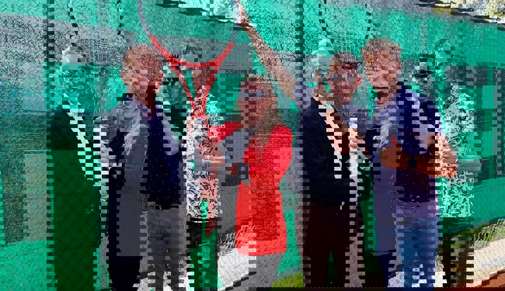 Abbildung 1: Ronny Hug und Antonia Schegg (Bank- und Marketingleitung Raiffeisenbank Mittelrheintal) mit Rouven Bärlocher und Marc Sieber (Vorstand Kommunikation, Marketing, Sponsoring und Präsident Tennis Club Widnau).