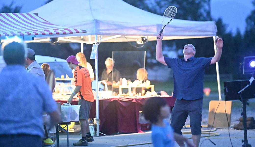 Die Allmend bietet reichlich Platz, um Speedminton auszuprobieren.