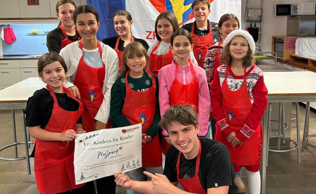 Kinder backen Guetzli für den guten Zweck