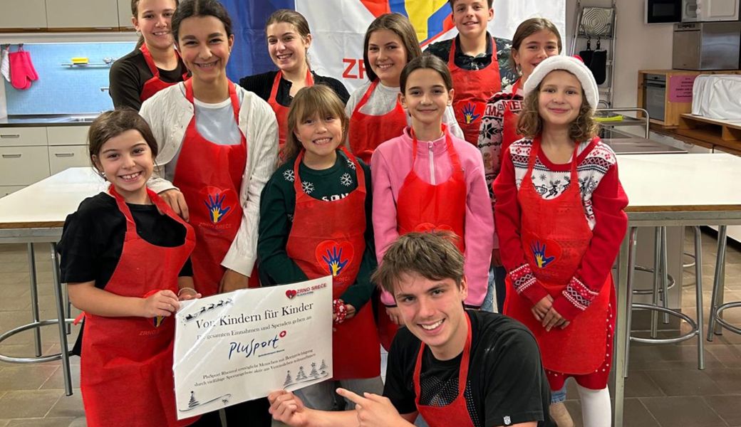 Strahlende Kinder beim Guetzli backen