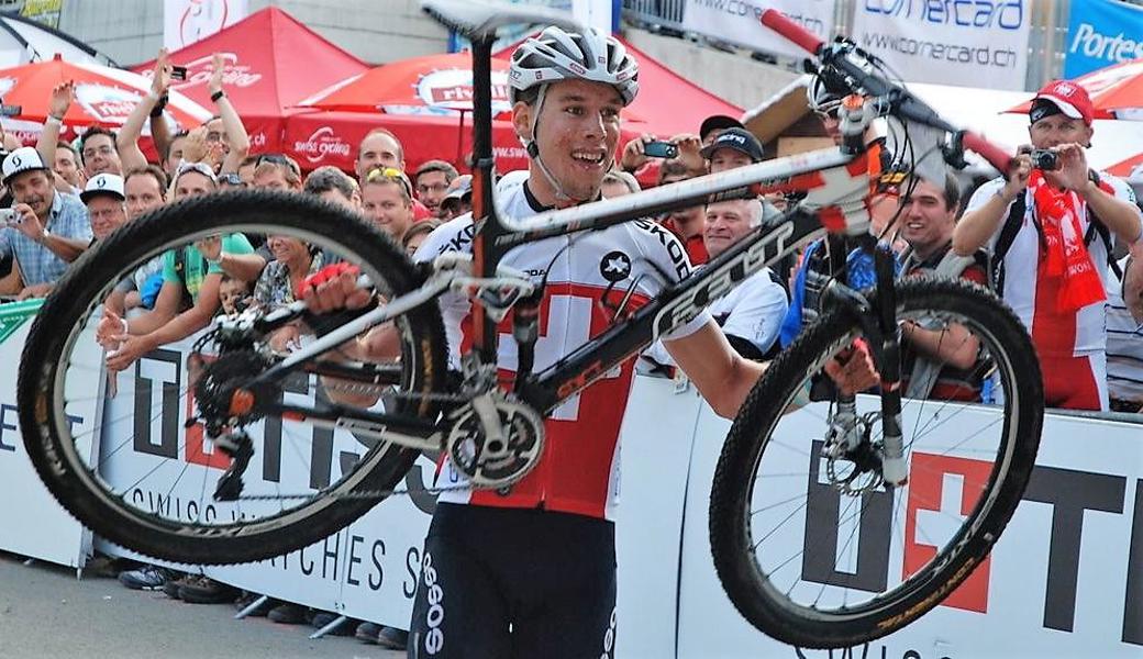 Thomas Litscher feiert sein Bike beim WM-Titel vor neun Jahren im Unterwallis.  Thomas Litscher feiert sein Bike beim WM-Titel vor neun Jahren im Unterwallis.