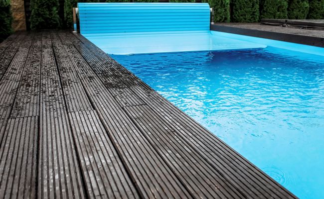 Weil sie die Reparatur verweigerten, drohte ein Poolbesitzer zwei Monteuren mit der Kettensäge