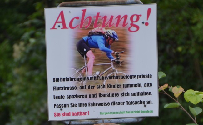 Widersprüchliche Tafel stiftet Verwirrung beim Velo-Fahrverbot von Berneck nach Knollhusen