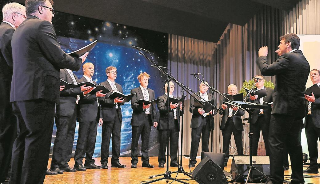 Dirigent René Reiter präsentierte beliebte Lieder aus früheren Programmen.