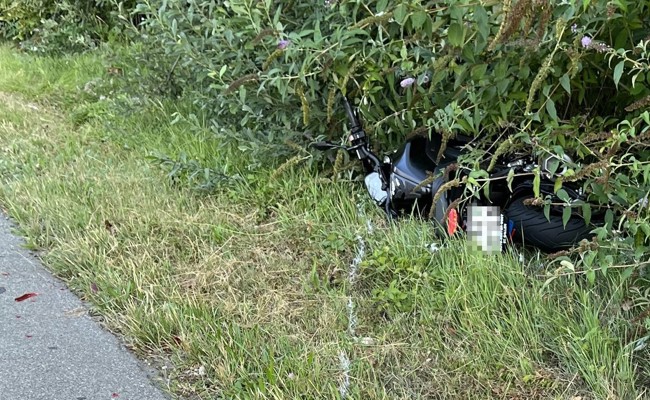 16-jähriger Töfflenker wollte Autos überholen und stürzte dabei schwer