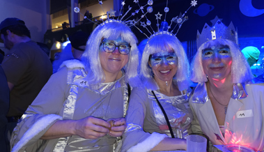 Ausserirdische versammeln sich in der Mehrzweckhalle