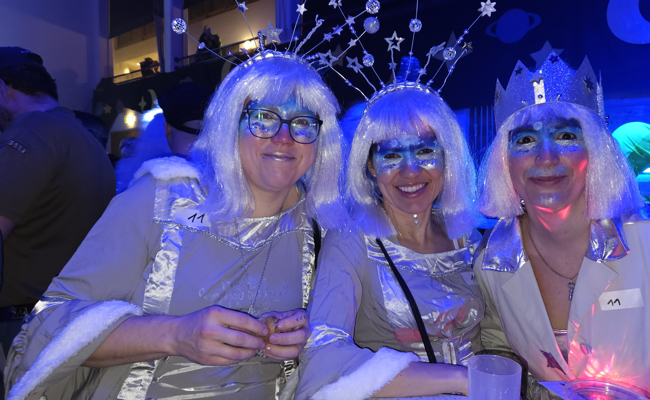 Ausserirdische versammeln sich in der Mehrzweckhalle