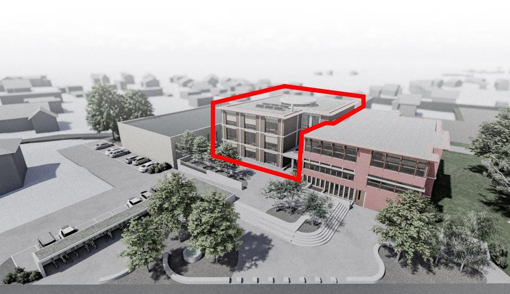 Der rot umrandete, viergeschossige Erweiterungsbau wird auf allen Stockwerken verbunden mit dem bestehenden Schulhaus Stäpfli (rechts) und der Turnhalle (links). Der erweiterte Pausenplatz mit Brunnen (mit integriertem Kunstwerk von Walter Jüstrich) wird zur Strasse hin abgegrenzt. Der neue Veloständer dient gleichzeitig als Abtrennung zum Parkplatz. Autos und Kinder werden strikt getrennt. 