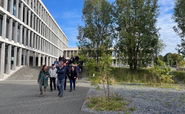 Wie Schulareale biodiverser und klimafit gestaltet werden können