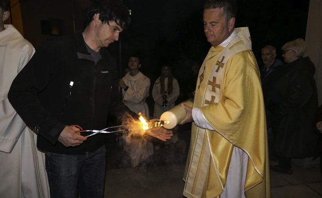 Das Feuer der Osternacht wurde entzündet
