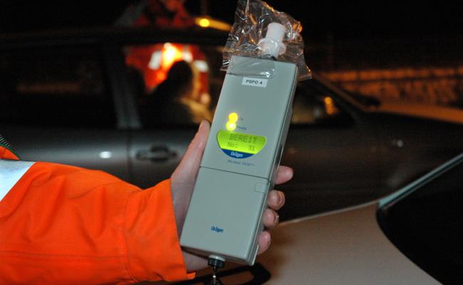 Junger Mann mit Probeführerschein fährt nachts betrunken in Verkehrsinsel