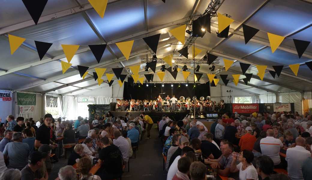 Viele Zuhörerinnen und Zuhörer fanden sich im Festzelt ein. Mehr Bilder auf rheintaler.ch.  