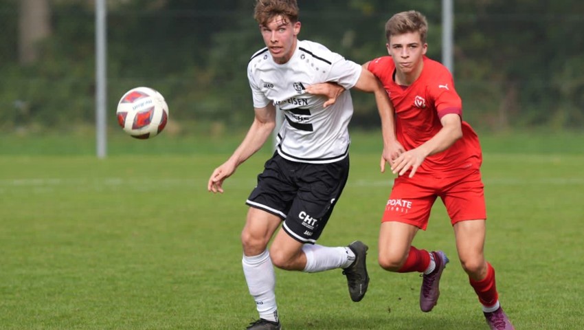 Montlingen (links Nando Lüchinger) musste sich auch den jungen Vaduzer Reserven geschlagen geben. Montlingen (links Nando Lüchinger) musste sich auch den jungen Vaduzer Reserven geschlagen geben.
