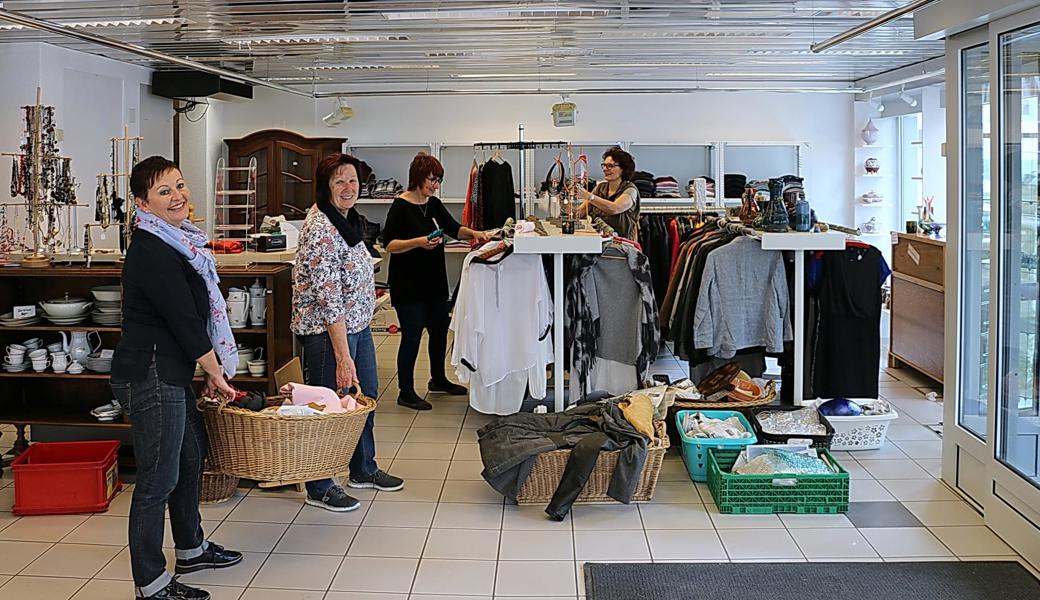 Nicole Loher (links aussen), Präsidentin des Gemeinnützigen Frauenvereins, richtet zusammen mit den fleissigen Helferinnen die neuen Verkaufsräume ein.