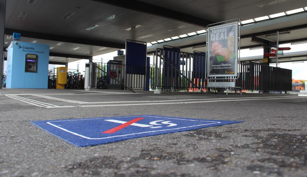 Auch Bodenmarkierungen verbieten neuerdings das Rauchen auf dem Bahnhofgelände; es gilt auch für E-Zigaretten.