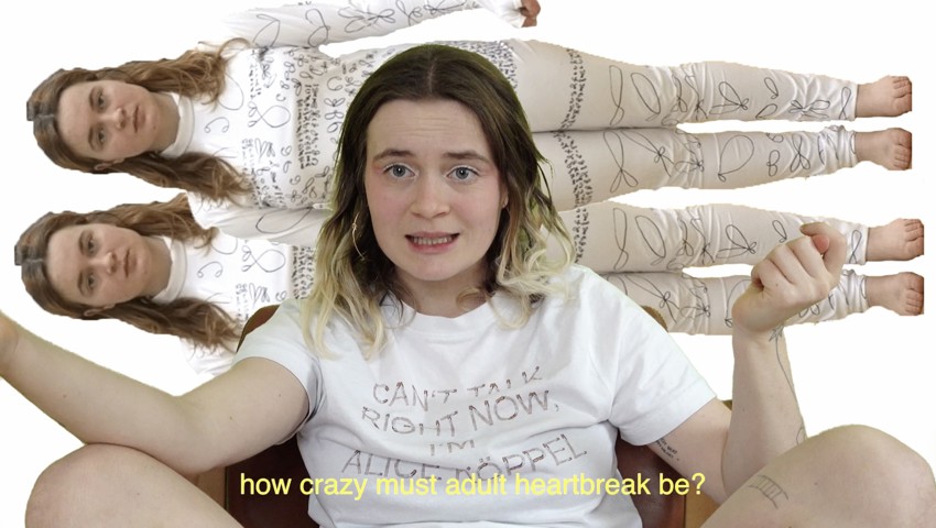 Alice Köppel, «how to become a superstar/talkshow», 2025, Filmstills aus Drei-Kanal-Videoinstallation «Alice Piece I» Alice Köppel, «how to become a superstar/talkshow», 2025, Filmstills aus Drei-Kanal-Videoinstallation «Alice Piece I»