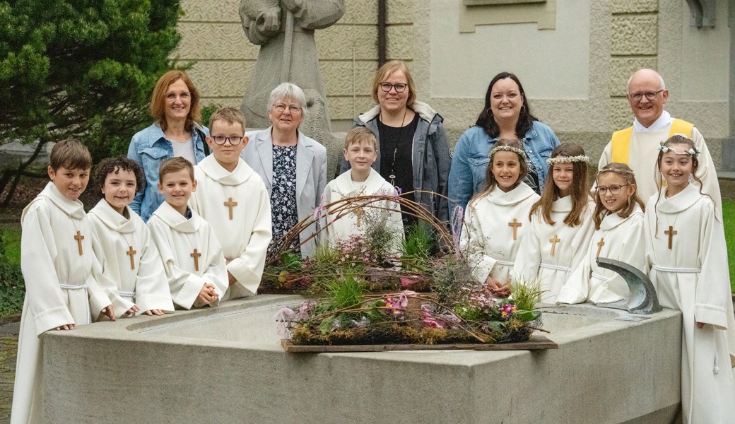 Oberrieter Erstkommunionkinder mit Pfr. Guido Scherrer, Katechetin Maria Zäch und den VEG-Frauen Eveline Ammann, Rahel Hess und Jasmine Kretz-Krause, 