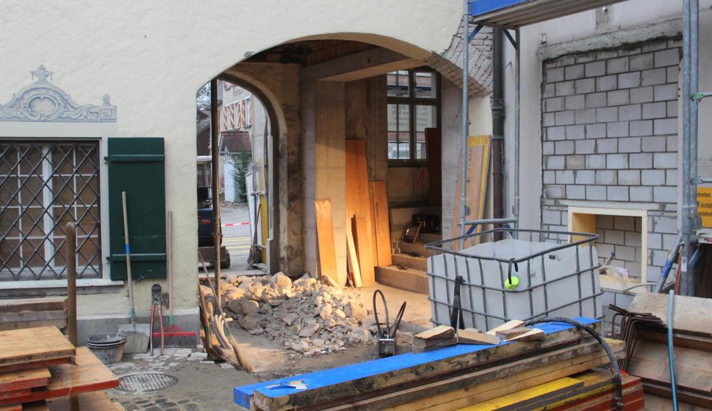 Der heutige Durchgang, das Tor zur Gerbergasse, wird zu einem geschlossenen Raum, von dem der Zutritt zum neuen Theater erfolgt. Die Treppe rechts führt zum Theaterfoyer und zum Theatersaal hoch, neben der Treppe wird ein Lift eingebaut und rechts von ihm führt eine Treppe zu den Garderoben im Untergeschoss. Gegenüber dem Theatereingang entsteht (auch im heutigen Durchgang) ein neuer Zugang zum Südflügel des Museums bzw. zum Kassenbereich.