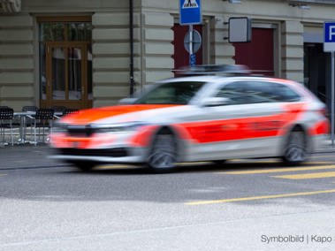 28-Jähriger gerät auf Verkehrsinsel und Gegenfahrbahn - er fährt trotzdem weiter