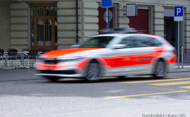 28-Jähriger gerät auf Verkehrsinsel und Gegenfahrbahn - er fährt trotzdem weiter