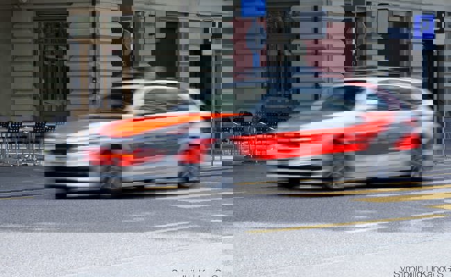 28-Jähriger gerät auf Verkehrsinsel und Gegenfahrbahn - er fährt trotzdem weiter